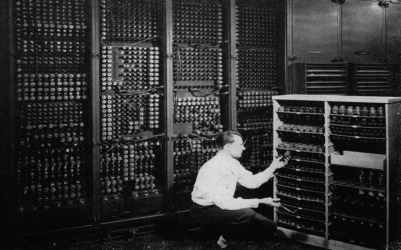 工程师更换ENIAC真空管| Glenn Beck更换ENIAC中的坏管. 更换试管意味着要检查超过17000种可能性. (U.S. 来自ARL技术图书馆档案的陆军照片.)
